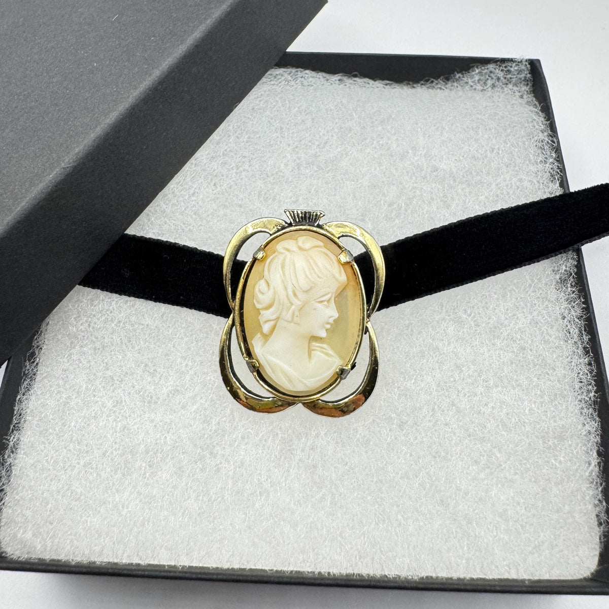 Vintage Shell Cameo Yellow Golden Finished Brooch Pin Black Velvet Choker