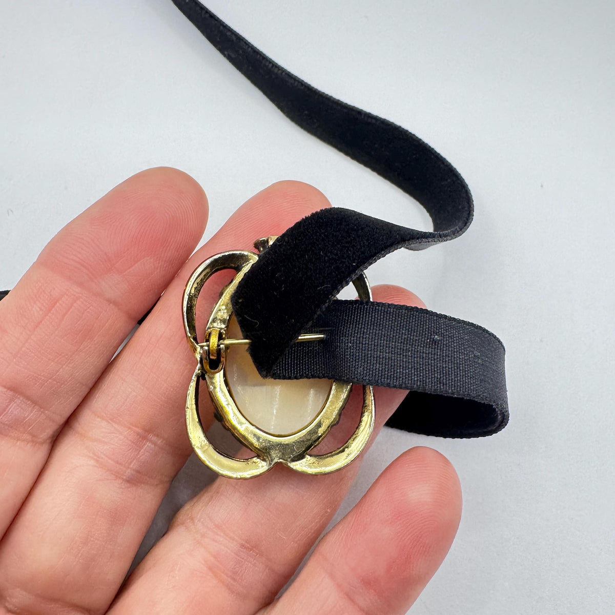 Vintage Shell Cameo Yellow Golden Finished Brooch Pin Black Velvet Choker