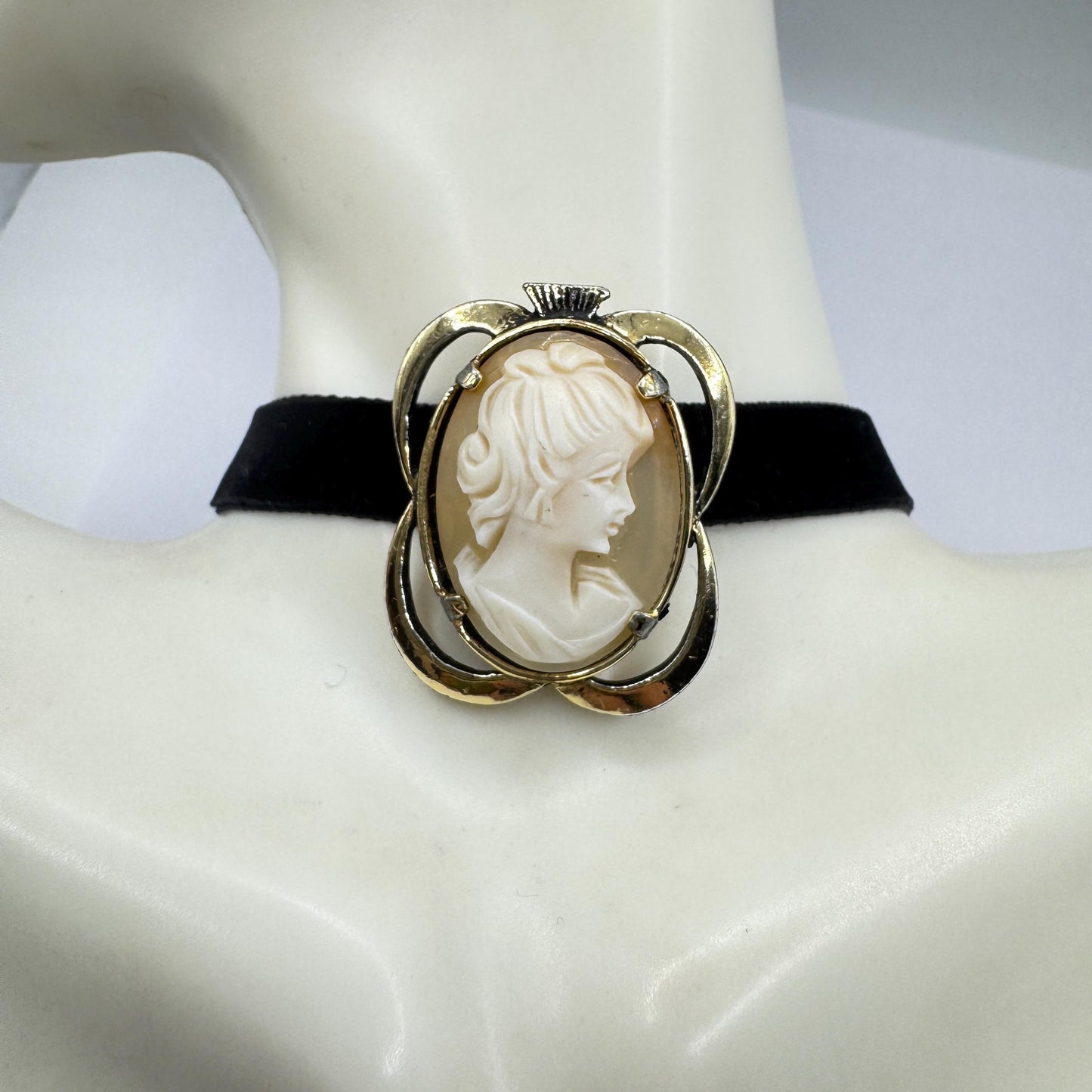 Vintage Shell Cameo Yellow Golden Finished Brooch Pin Black Velvet Choker
