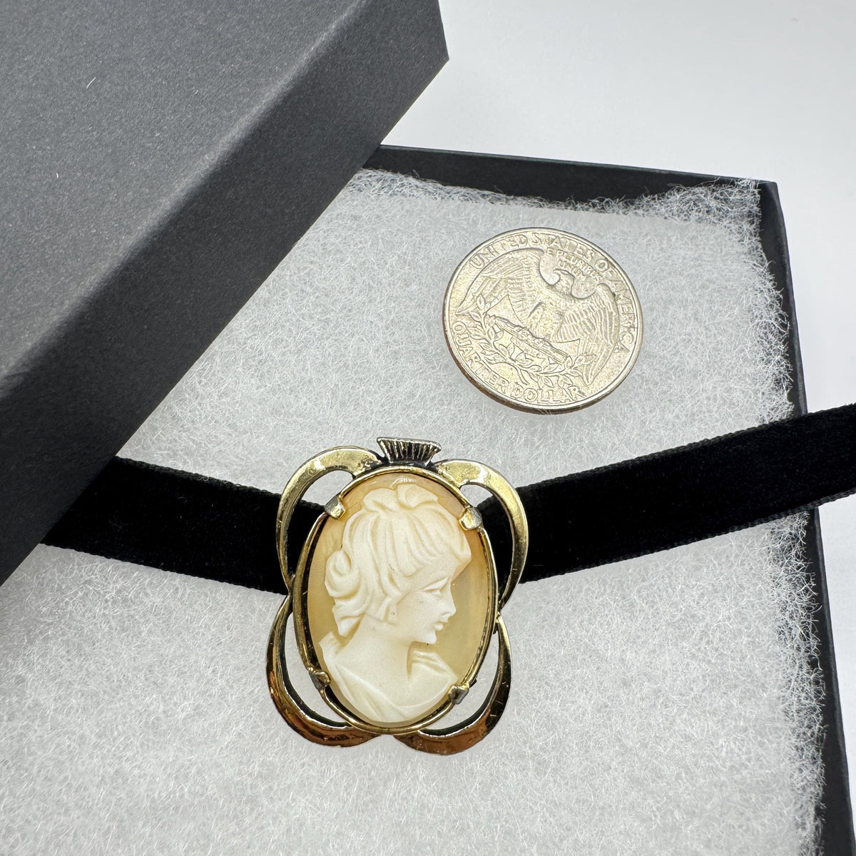 Vintage Shell Cameo Yellow Golden Finished Brooch Pin Black Velvet Choker