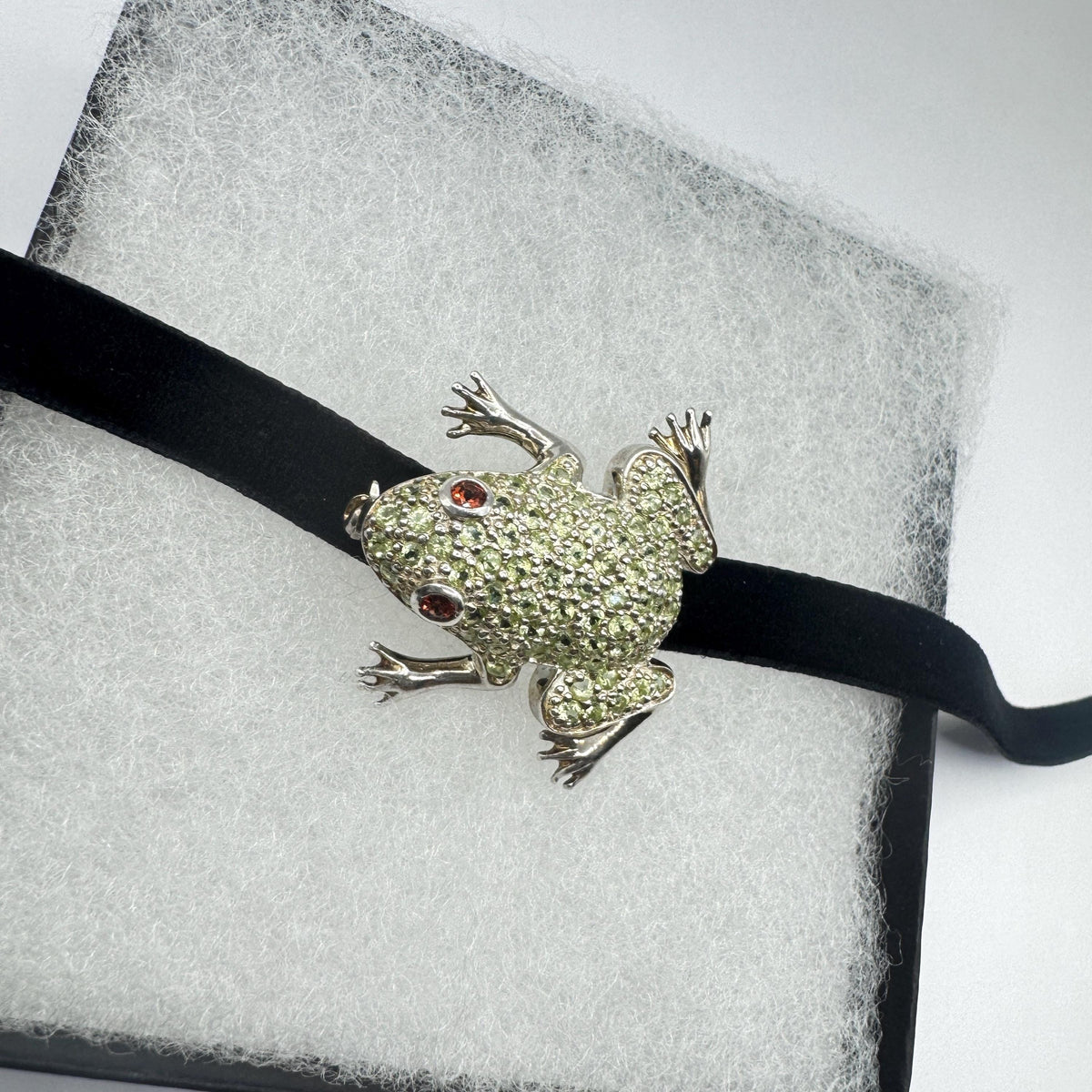 Vintage Frog Pin Brooch 925 Sterling Silver Green Peridot