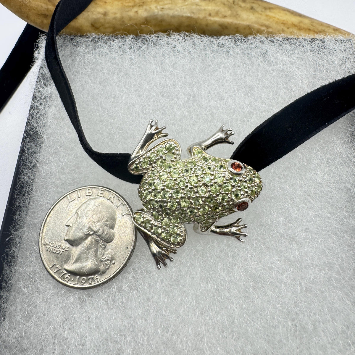 Vintage Frog Pin Brooch 925 Sterling Silver Green Peridot
